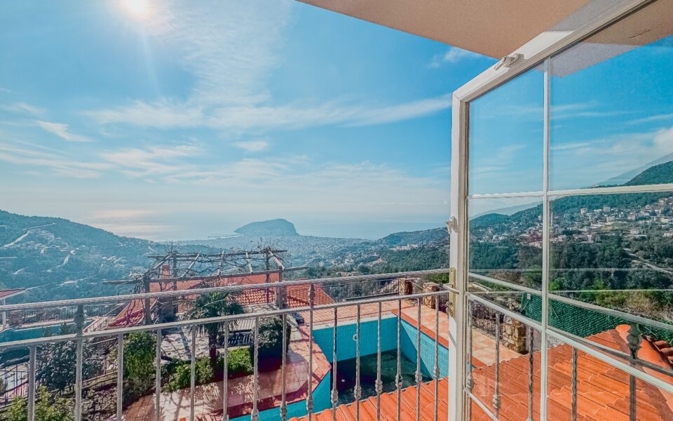 Tyrkisk statsborgerskab 5 værelses villa til salg i Alanya Tyrkiet Tvp 0708 7